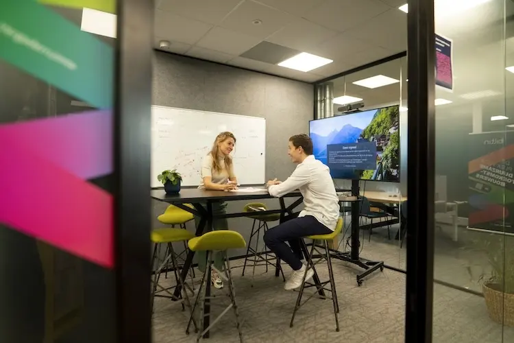 Twee collega's aan het werk bij Biltin