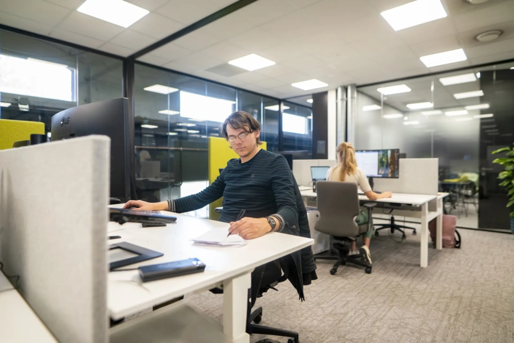 Student Jan achter zijn bureau