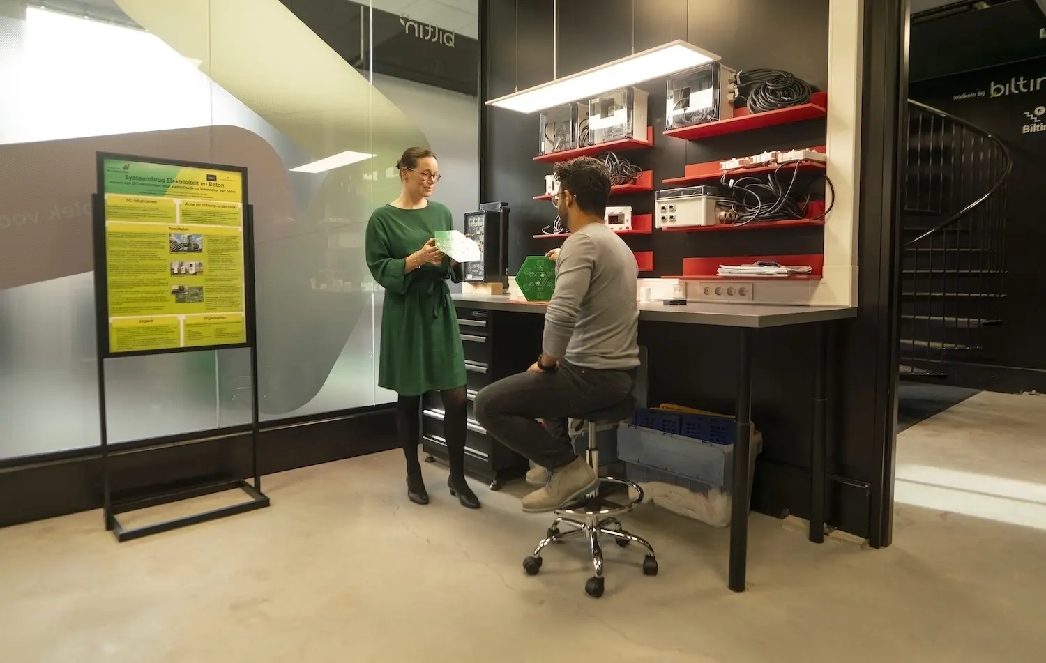 Twee projectleden van Biltin in een projectruimte