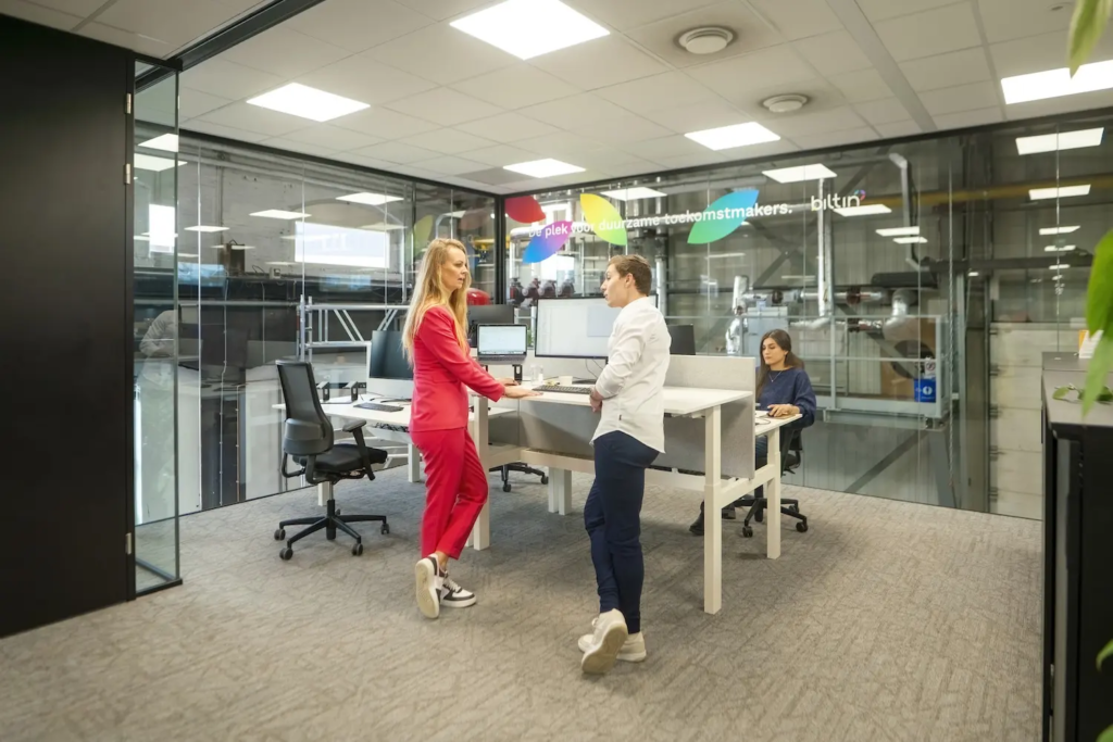 Studenten samen bij een bureau bij Biltin