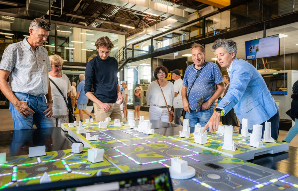 Bezoekers bekijken de Powertable bij Biltin
